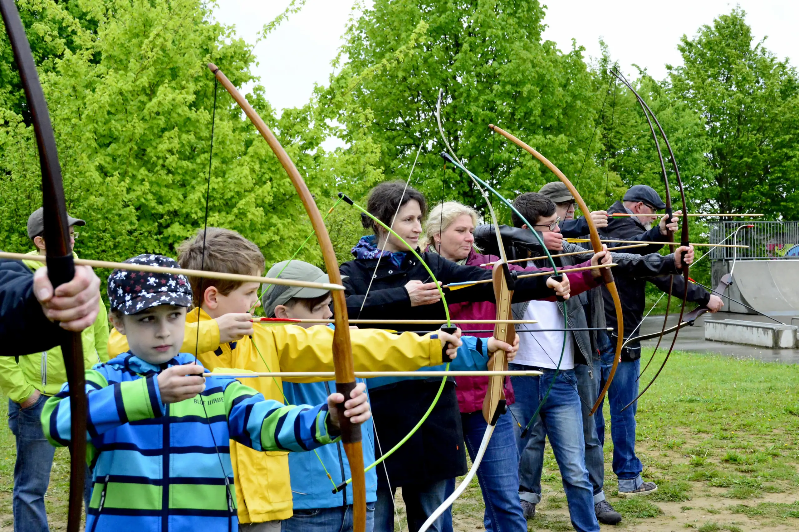 Bogenschießen lernen - Gruppe von Eltern mit Kindern beim Bogenschießen - Christine Volk-Uhlmann - Seil & Bogen