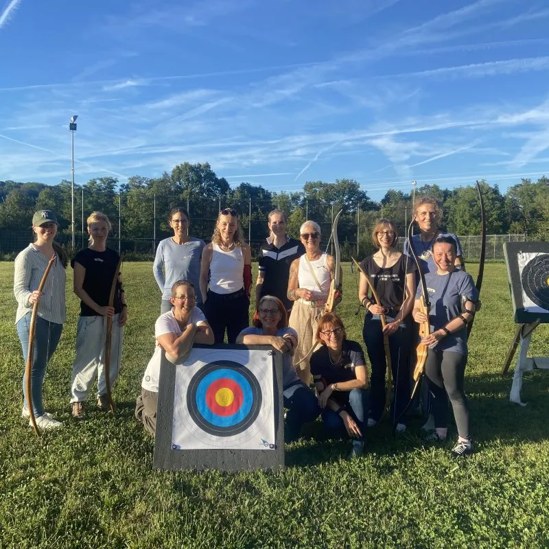 eine Gruppe Frauen steht hinter einer Zielscheibe
