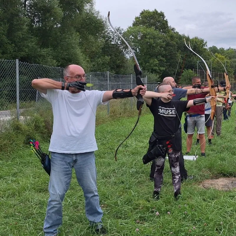 eine Gruppe beim Bogenschießen