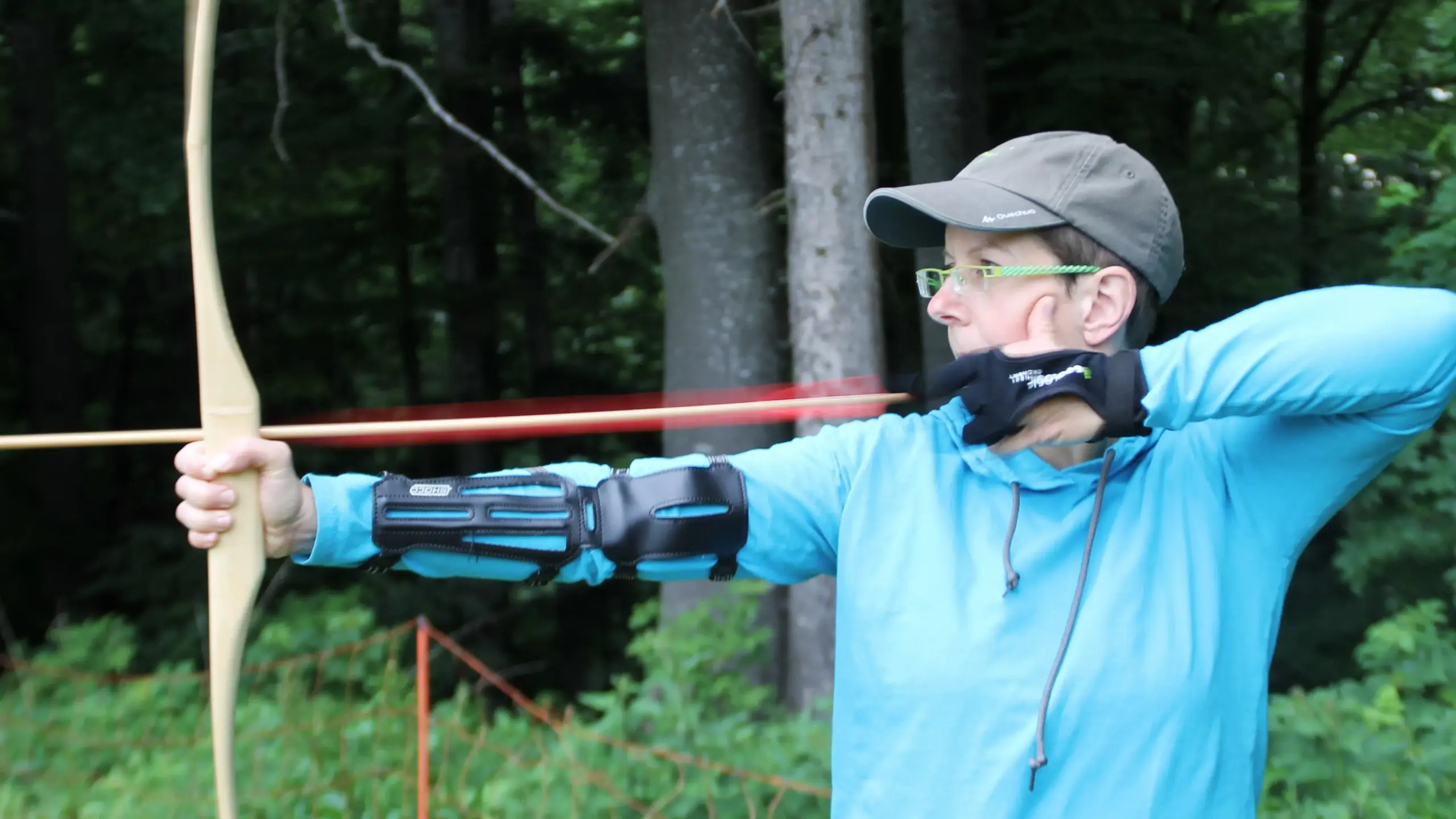 Christine mit Pfeil und Bogen, Pfeil verlässt gerade die Sehne und fliegt